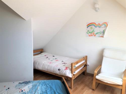 une petite chambre avec un lit et une chaise dans l'établissement ELFES - Proche des Salines, Plage 500m - K44, à Carnac