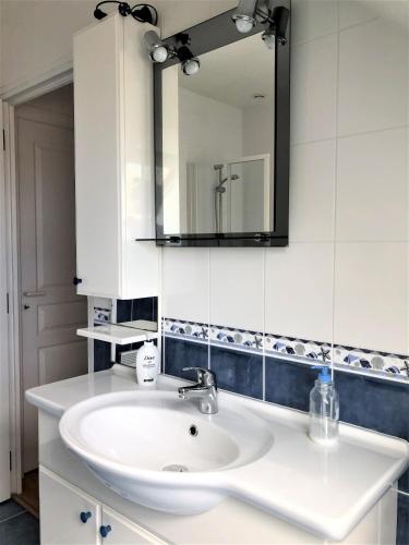 une salle de bain avec un lavabo blanc et un miroir dans l'établissement ELFES - Proche des Salines, Plage 500m - K44, à Carnac