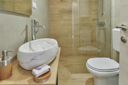 łazienka z umywalką i toaletą w obiekcie Holiday Home Orihi w mieście Barban
