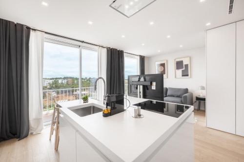 Η κουζίνα ή μικρή κουζίνα στο Ocean Apartment by Olala Homes