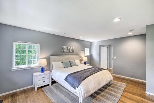 北灣的住宿－Riverside North Bend Oasis Stunning Mtn View，一间卧室设有一张大床和一个窗户。
