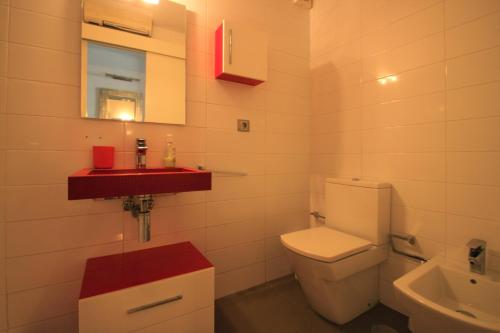 a bathroom with a white toilet and a sink at Apartamento CasaTuris con vistas a la playa del Postiguet A103 in Alicante