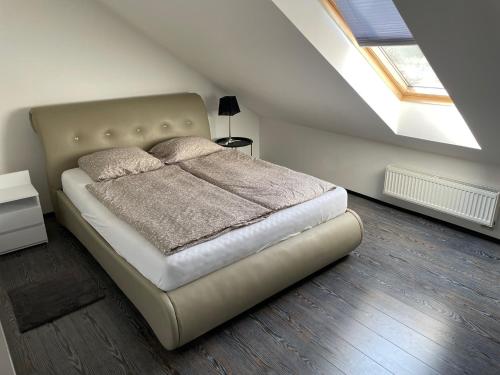 1 dormitorio con 1 cama en el ático en Apartmán Věra, en Pardubice