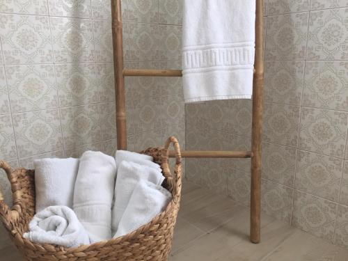 a basket with towels on a towel rack in a bathroom at Vivienda Verano in Noja