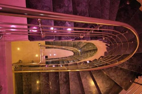 vistas a una escalera de caracol en un edificio en Royal Accommodation en Karachi