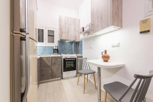 Modern and comfortable stay for two, Near Metro