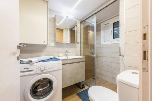Modern and comfortable stay for two, Near Metro