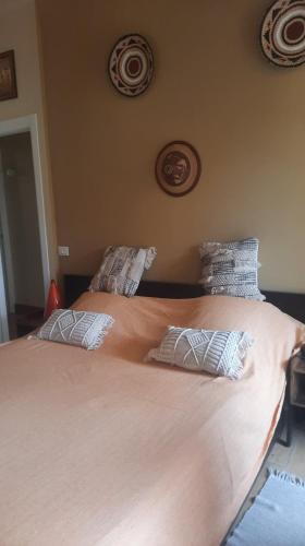 une chambre avec un grand lit avec deux oreillers dans l'établissement Villa la clémente, à Menton