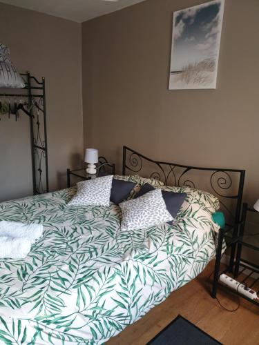 - un lit non aménagé dans une chambre dotée d'un canapé-lit dans l'établissement appartement malo les bains plage, à Dunkerque