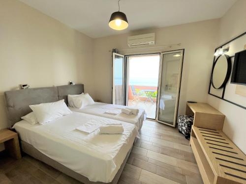 um quarto com uma cama e vista para o oceano em Secluded, sunset, beaches, walk to village-Melina em Athani