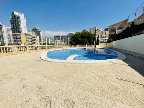 una piscina en medio de una ciudad en A46 - Atalaya - 2004 Finestrat s.l. en Cala de Finestrat