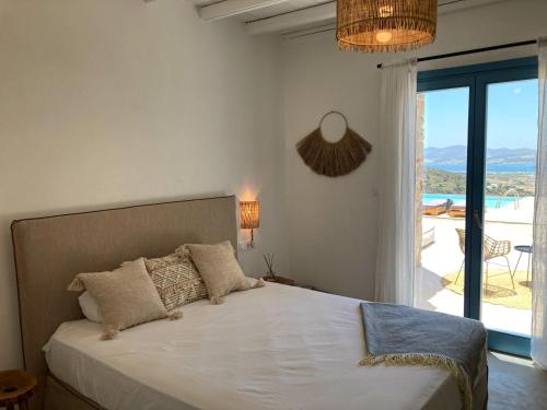 Een bed of bedden in een kamer bij Sun House Paros