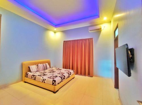 Tempat tidur dalam kamar di Homestay Parikesit Rent Full House