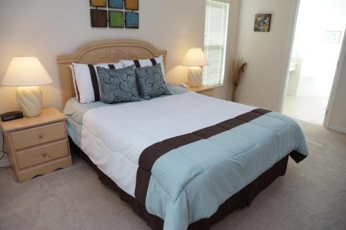 1 dormitorio con 1 cama grande y 2 lámparas en Grosvenor Villa TM148, en Davenport