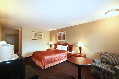 Voodi või voodid majutusasutuse Travel Inn & Suites Flemington toas