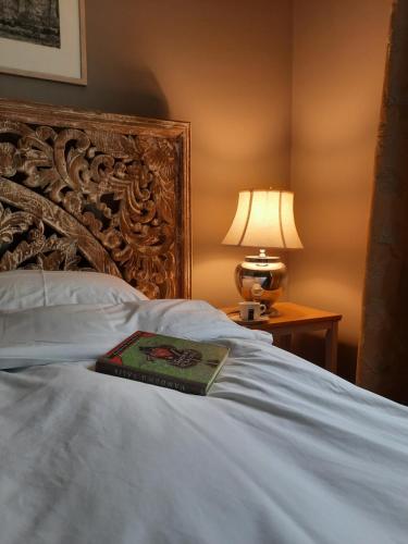 Ένα ή περισσότερα κρεβάτια σε δωμάτιο στο Lake & Library boutique Hotel