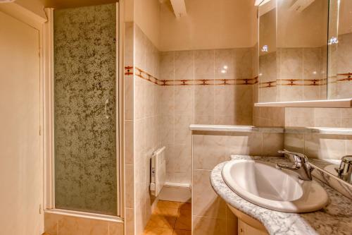 y baño con lavabo y ducha. en T3 Duplex 65 m2 6 lits 2 SDB terrasse clim garage, en Valescure