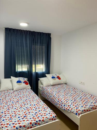 Lova arba lovos apgyvendinimo įstaigoje Appartement avec solarium sur golf resort