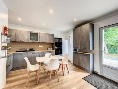 une cuisine avec une table et des chaises dans une cuisine dans l'établissement Appartement 3 au calme dans le Sauternais, à Budos