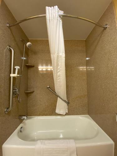 Vannituba majutusasutuses Quality Inn Near Walden Galleria Mall