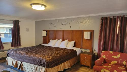 Un pat sau paturi într-o cameră la Magnuson Cedar City