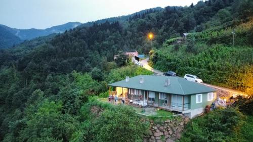 eine Luftansicht eines Hauses auf einem Hügel in der Unterkunft Trabzon Mountain House-UZUNLU in Trabzon