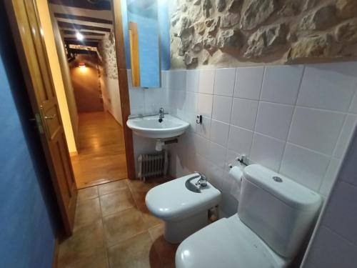 La salle de bains est pourvue de toilettes et d'un lavabo. dans l'établissement Casa Alta, à Valderrobres