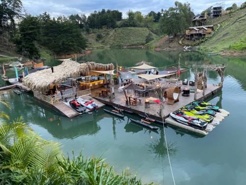 ein Dock mit Booten, die auf einem Fluss angedockt sind in der Unterkunft Atma Eco Village in Guatapé