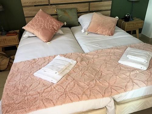 - un grand lit avec 2 serviettes et des oreillers dans l'établissement T2 proche de la gare, à 10 minutes à pieds de la Croisette, piscine & parking dans résidence de haut standing, à Cannes