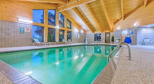 una gran piscina en un edificio con piscina en AmericInn by Wyndham Algona, en Algona