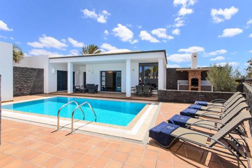 Villa Sleeps 6 with Sauna