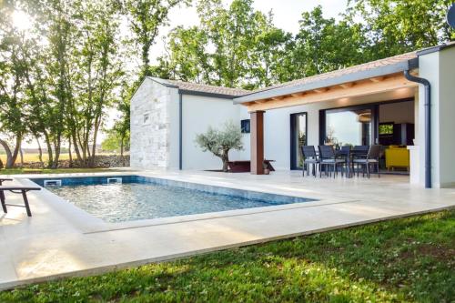 basen na podwórku domu w obiekcie Casa Bosca with heated pool w mieście Sveti Petar u Šumi