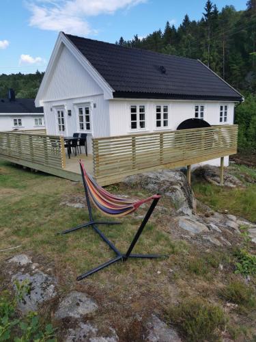 una silla sentada frente a una casa en Nice house in Risør, en Risør