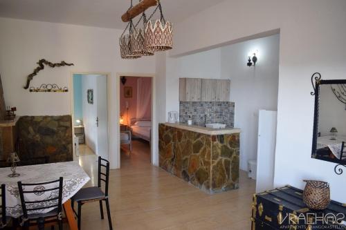 eine Küche und ein Wohnzimmer mit einem Tisch und einem Esszimmer in der Unterkunft Vrachos Apartments in Frangokástellon