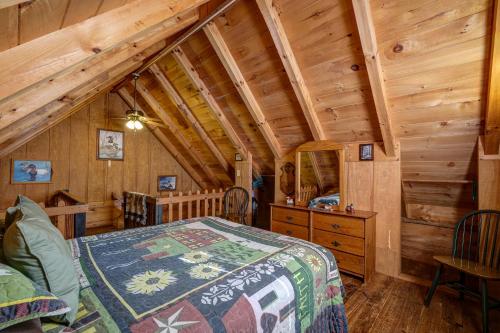 Ένα ή περισσότερα κρεβάτια σε δωμάτιο στο Cobb Creek Cabins