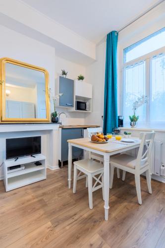 Kuchyň nebo kuchyňský kout v ubytování Lovely Bail - Studio au calme - WIFI
