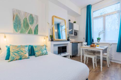 - une chambre avec un lit et une table avec un bureau dans l'établissement Lovely Bail - Studio au calme - WIFI, à Douai