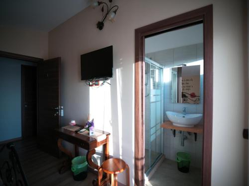 ein Badezimmer mit einem Waschbecken, einem WC und einem Spiegel in der Unterkunft Villa Anté in Angri