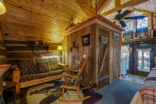 Χώρος καθιστικού στο Cobb Creek Cabins