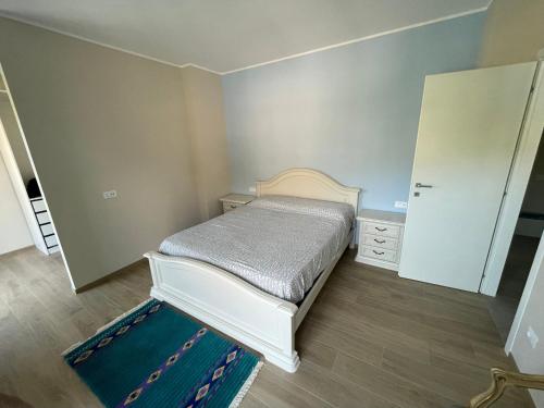 a small bedroom with a bed and a mirror at Appartamento Luigi in Ventimiglia