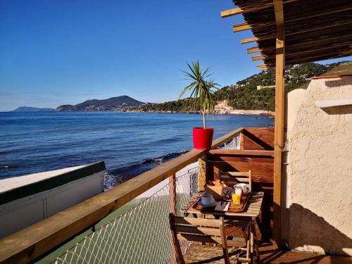 a table and chairs on a balcony with a view of the ocean at Stella Maris in Hyères