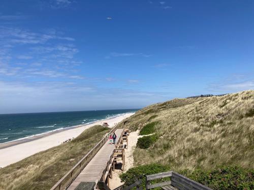 a stairway to the beach with people walking on it at Nordpalais vor Sylt in Emmelsbüll-Horsbüll