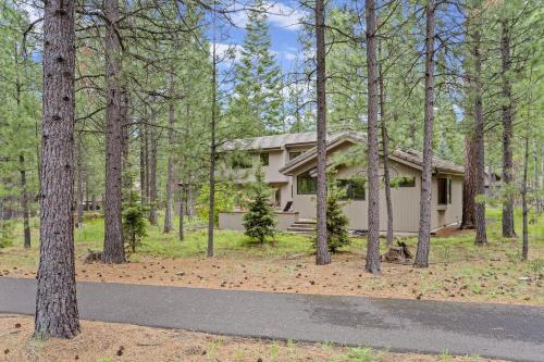 ein Haus mitten im Wald in der Unterkunft Glaze Meadow 376 home in Black Butte Ranch