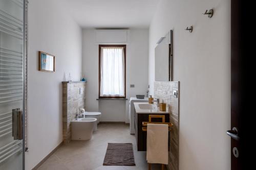 La salle de bains est pourvue d'un lavabo et de toilettes. dans l'établissement Agriturismo Tenuta La Meridiana, à Montegrosso dʼAsti