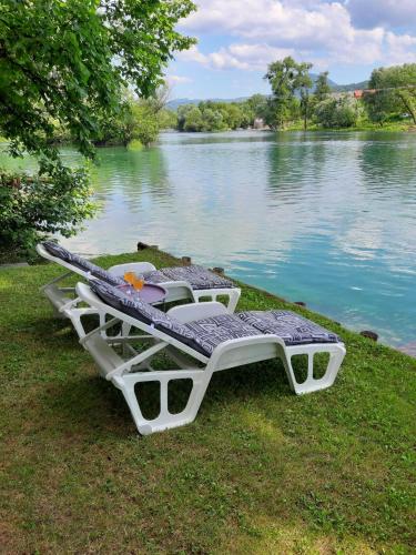 un barco sentado en el césped junto a un lago en Lahor en Bihać