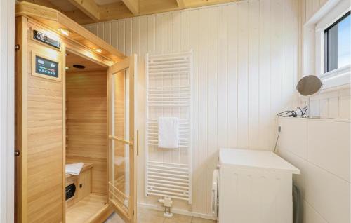 un piccolo bagno con doccia e servizi igienici di Amazing Home In Ostseeresort Olpenitz With Sauna a Olpenitz