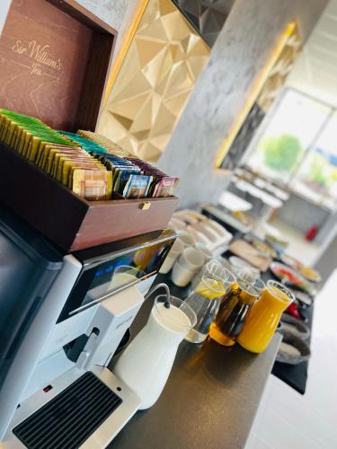 eine Küchentheke mit einer Kasse auf dem Tresen in der Unterkunft Apartament Proste Chwile 38 by Housine in Zator