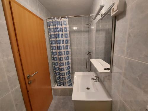 W łazience znajduje się umywalka i prysznic. w obiekcie Sweet Sea Apartments w Pakoštane