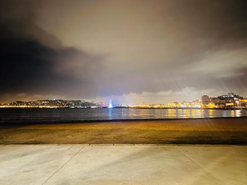 - une vue sur une étendue d'eau la nuit dans l'établissement L’enraguer, à Marseille