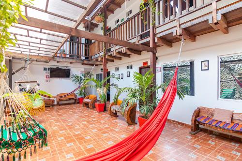 una sala de estar con una hamaca en el centro en Kayena Hostel, en Santa Marta